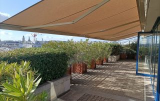 Terrasse des champs élysées à l'ombre